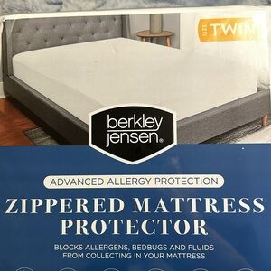 berkley jensen Zippered Mattress Protector